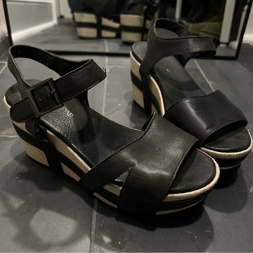CUTE Antelope Platform Black Leather Sandals